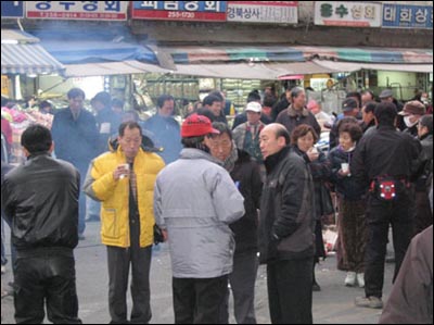 피해상인들은 주차빌딩 앞에 삼삼오오 모여 자원봉사자들이 제공하는 커피와 녹차로 추위를 이겨가면서 시위를 하고 있다. 